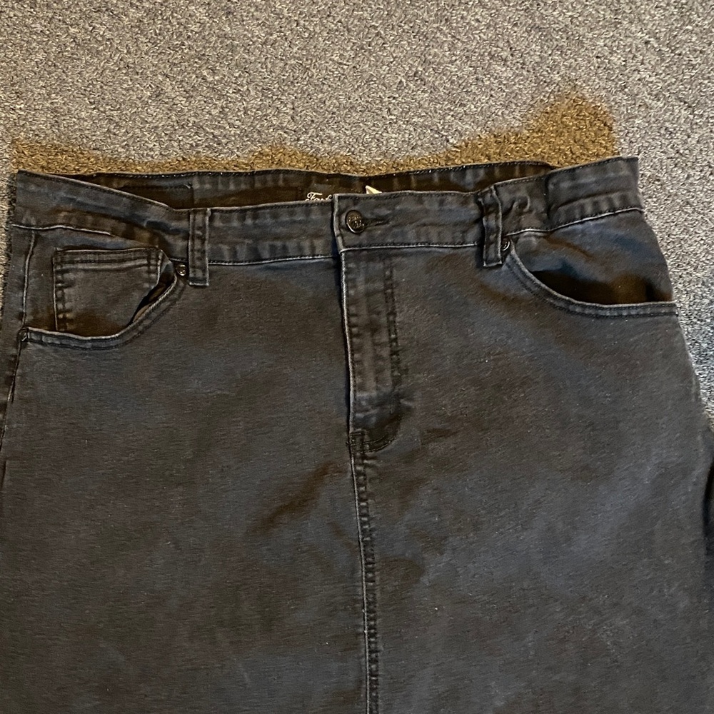 Elegant Black A-Line Denim Skirt - Picture 2 of 4